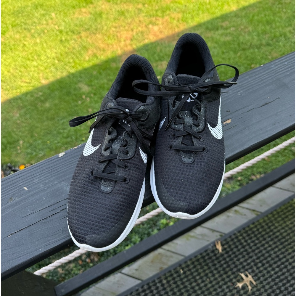 Nike Tanjun Running Sneakers - Women 10.5 / Men 8.5 LIKE NEW
